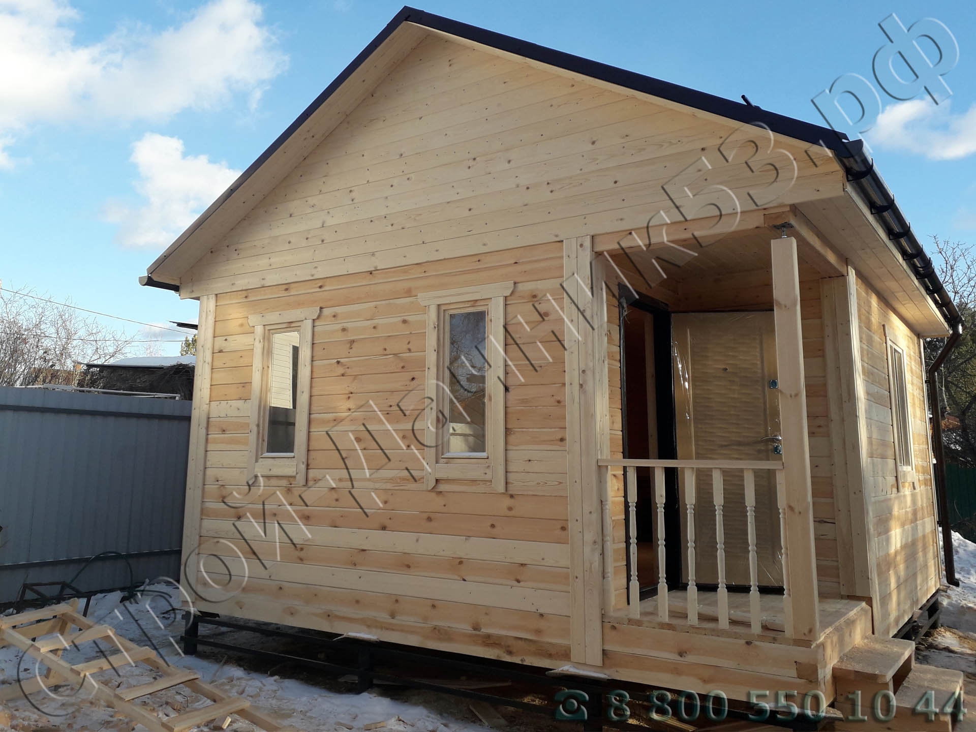 Вид бани с боку со стороны террасы тамбура и моечного отделения