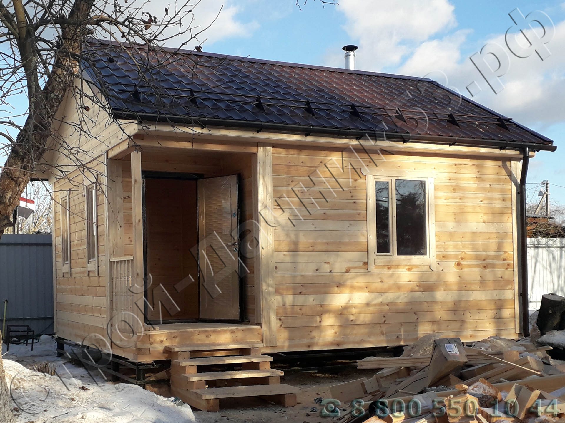 Вид бани с установленными снегозадержателями, что предотвращает сход снега водосточная система с двух сторон