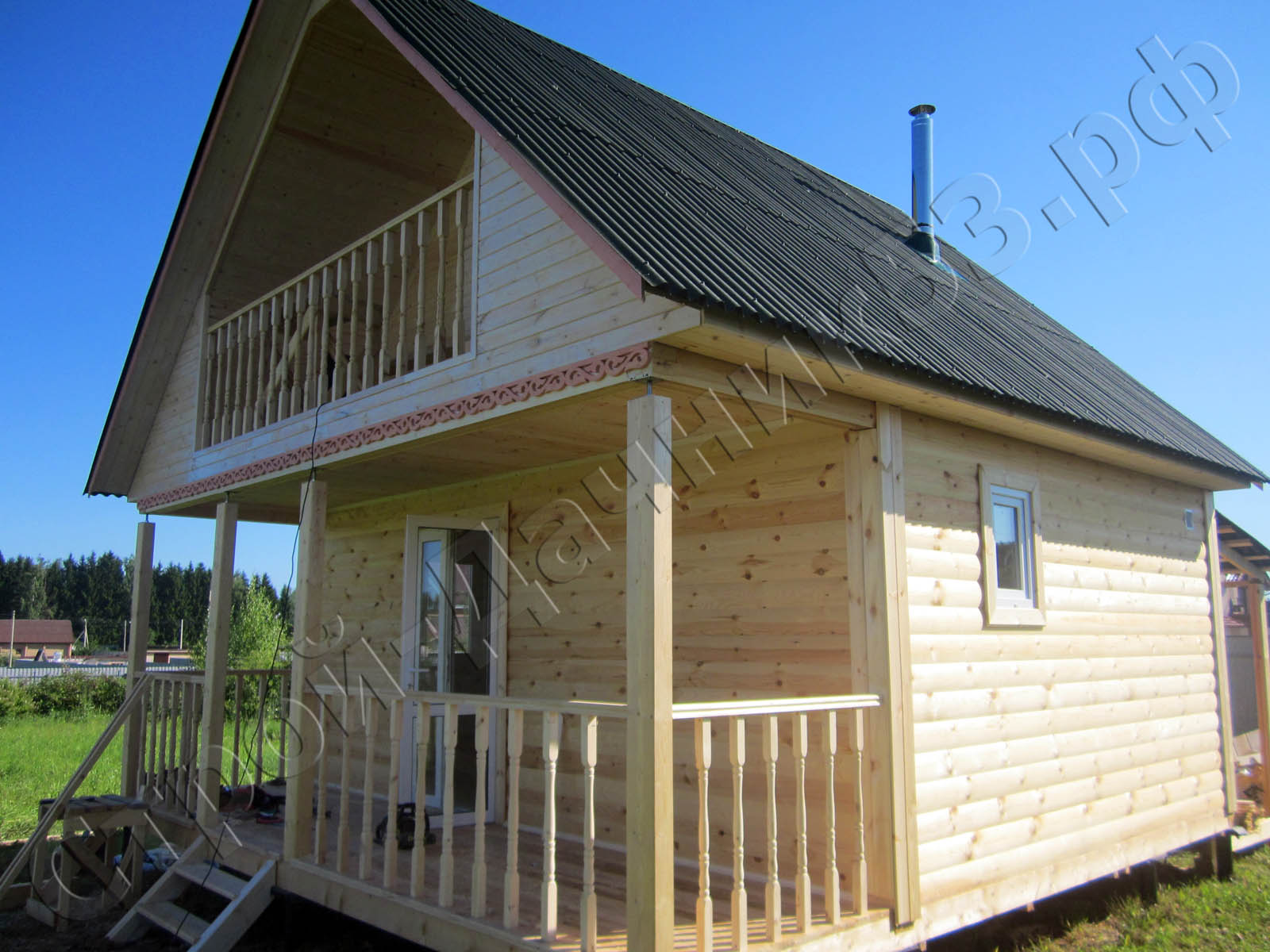 ДНТ Солнечная слобода Калужская область Боровской район вид бани с лицевой стороны с видом на террасу и балкон