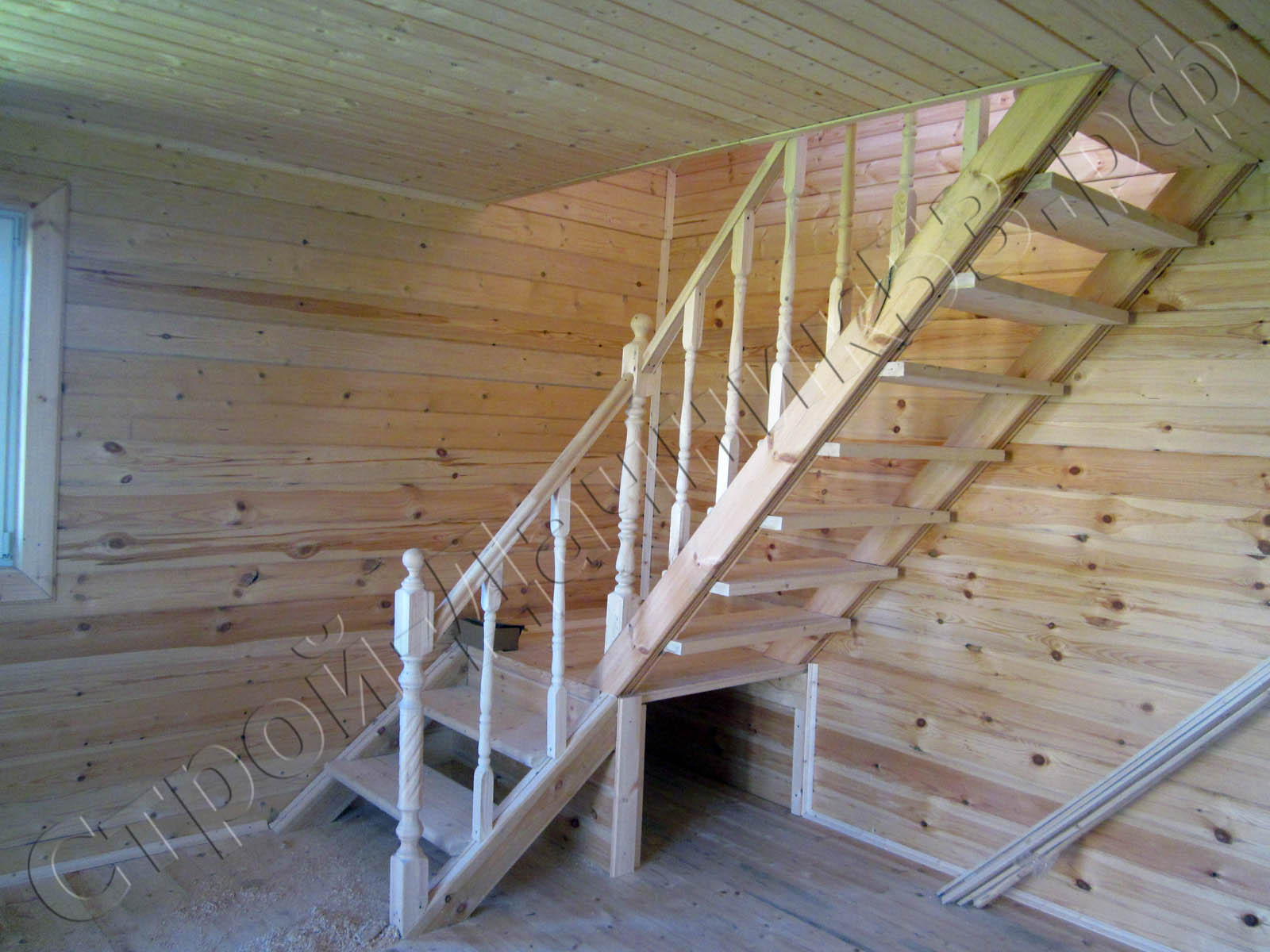 Комната отдыха с видом на лестницу с поворотом на мансардный этаж