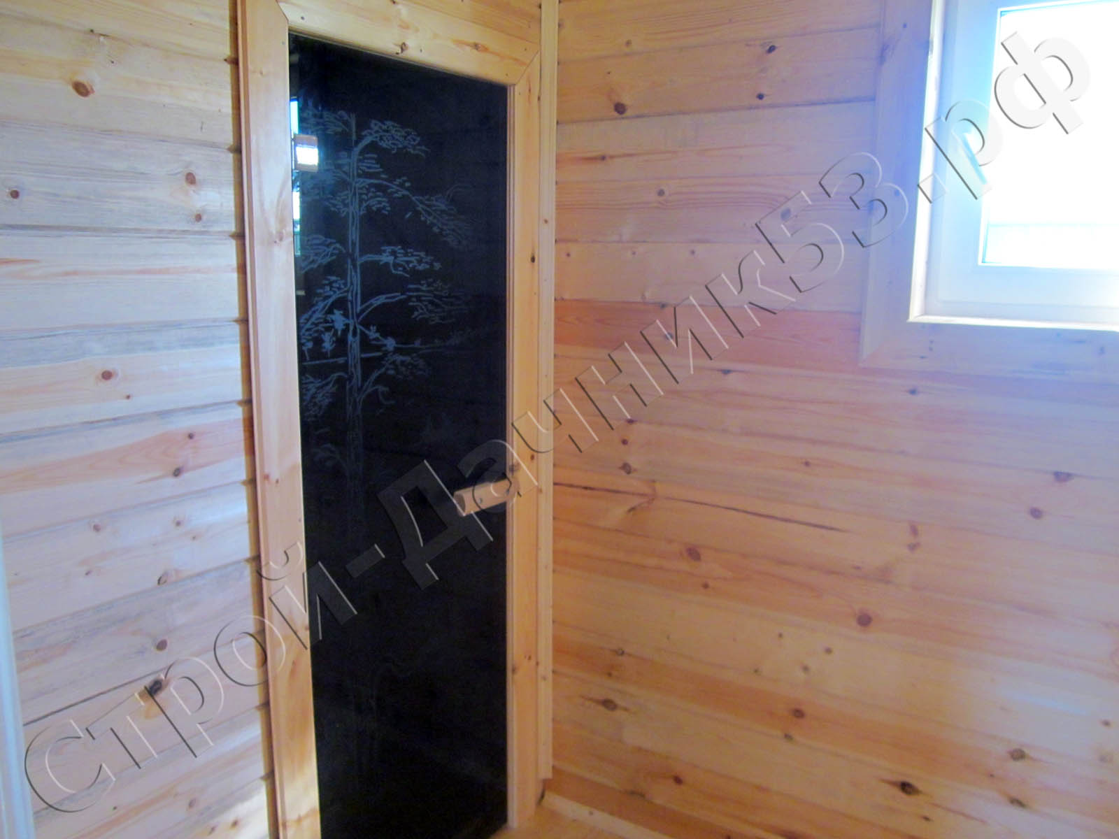 Моечная с видом на дверь со стеклом в парную