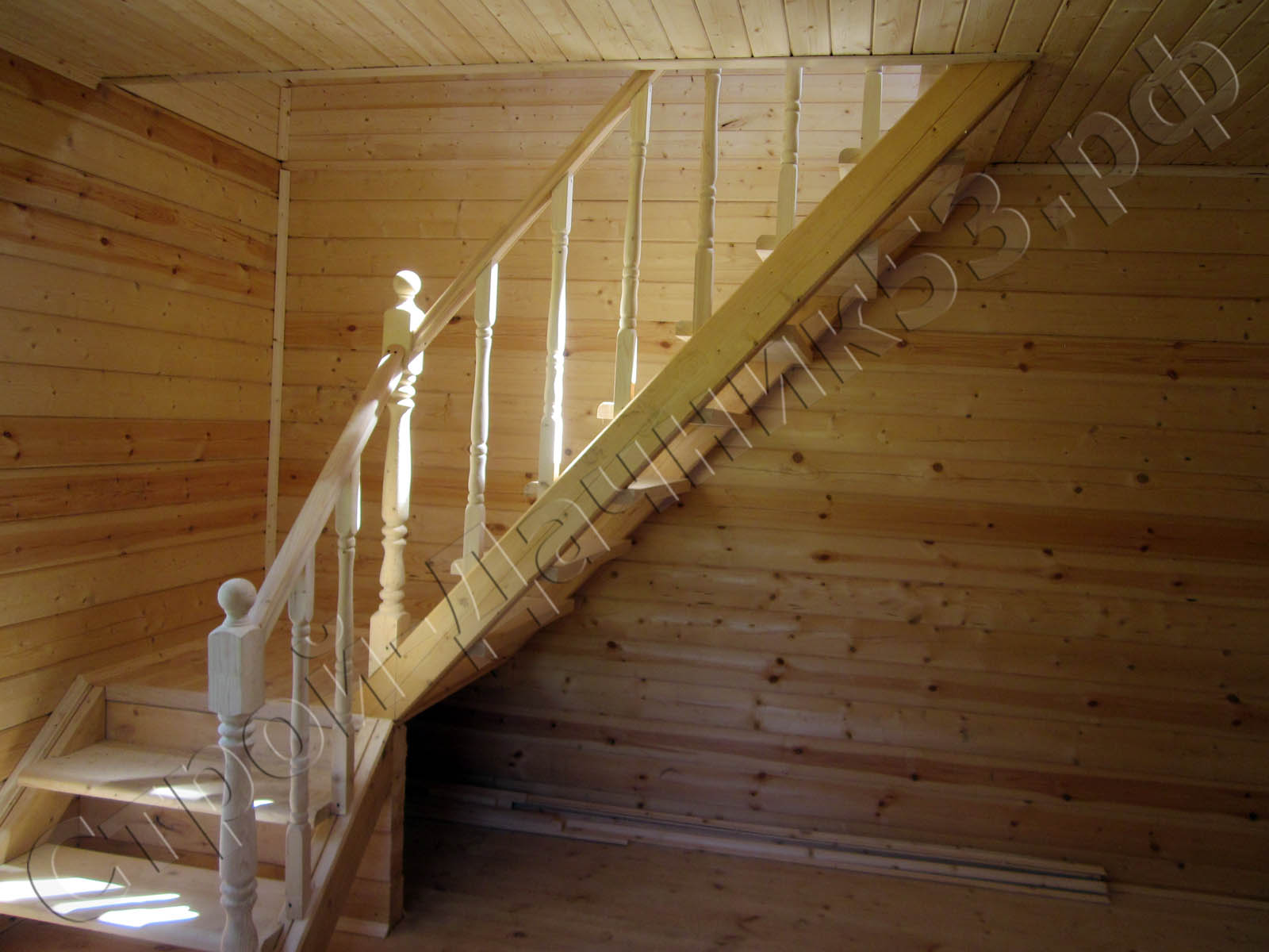 Лестница в комнате отдыха на мансардный этаж