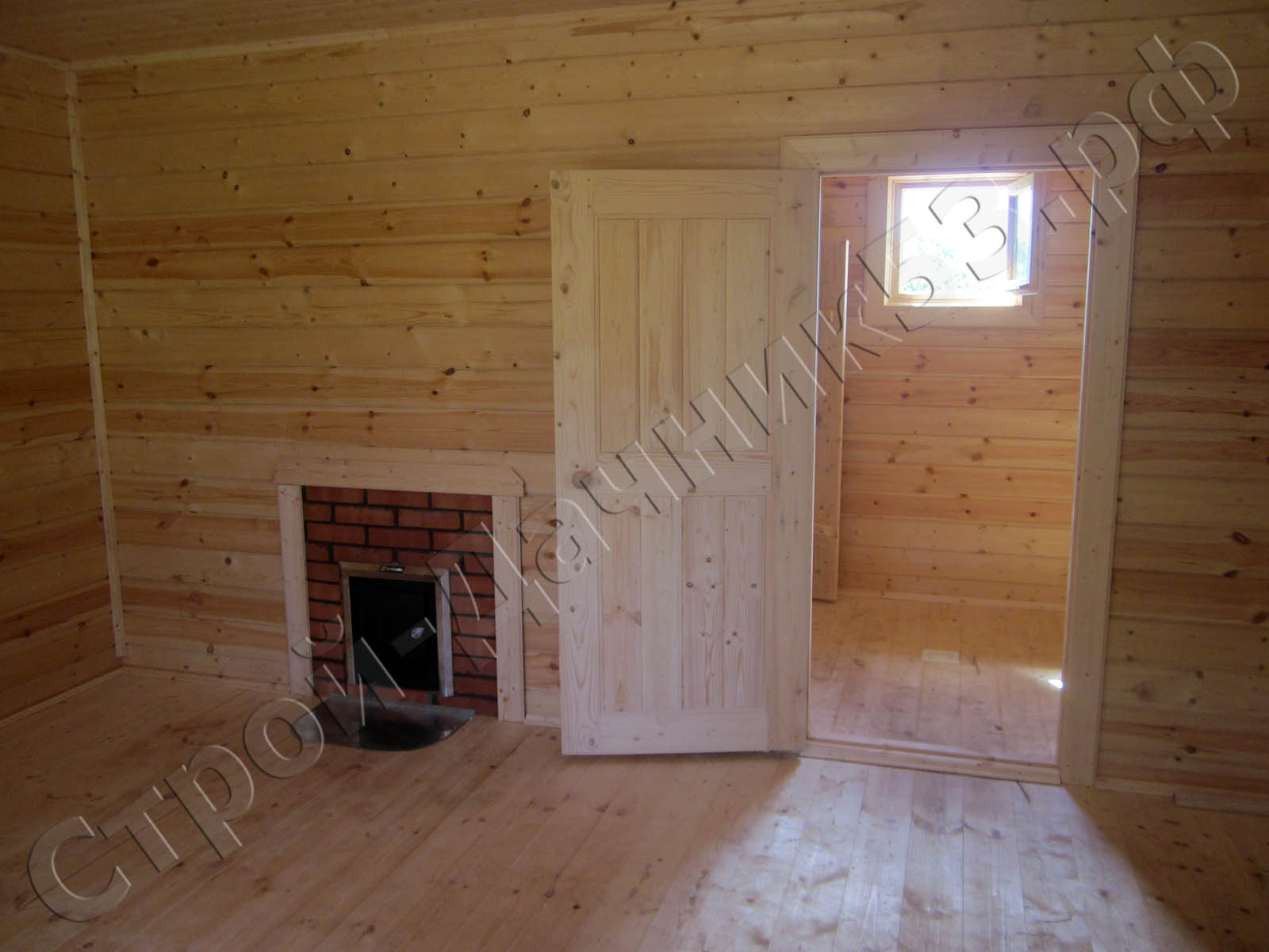 Установленная печь с облицовкой кирпичом в комнате отдыха