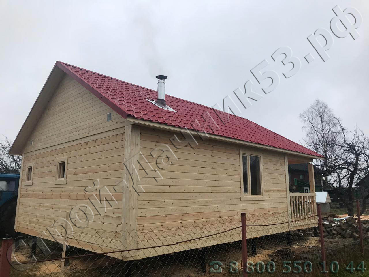 Вид бани с установленным дымоходом через крышу