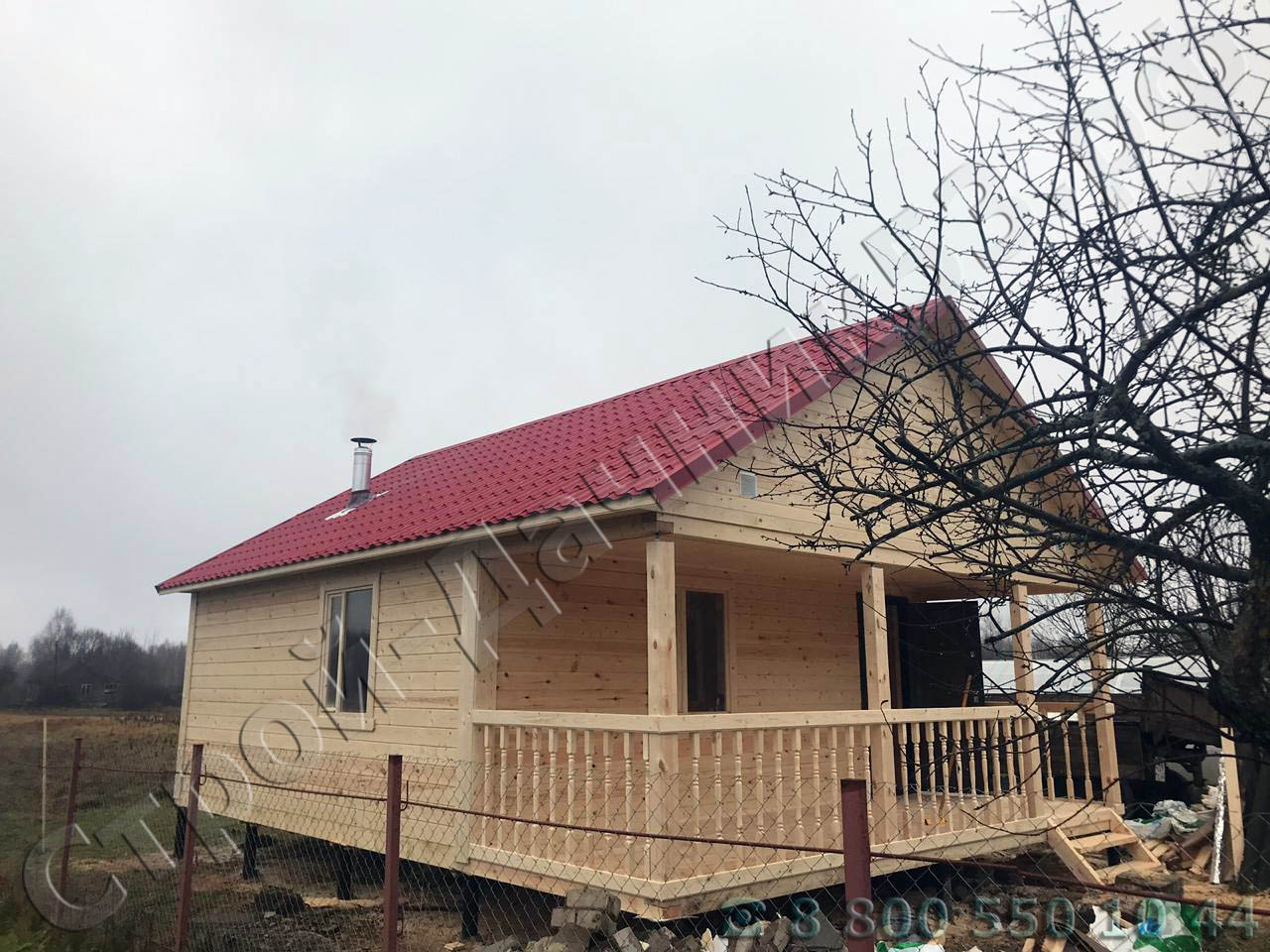 Вид бани 6 × 8 со стороны террасы и комнаты отдыха