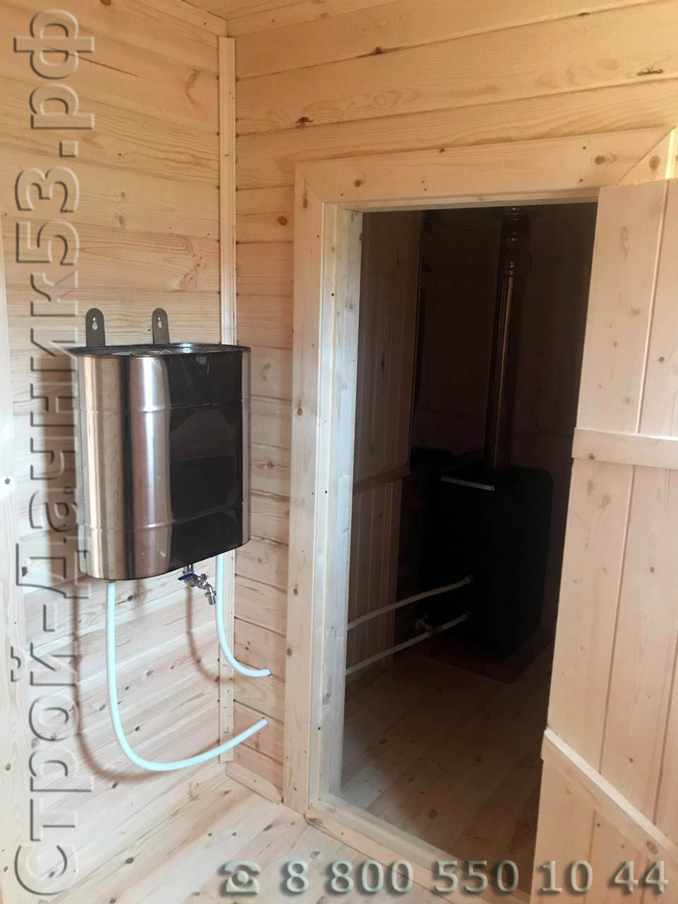 Моечное отделение с установленным баком для подачи горячей воды