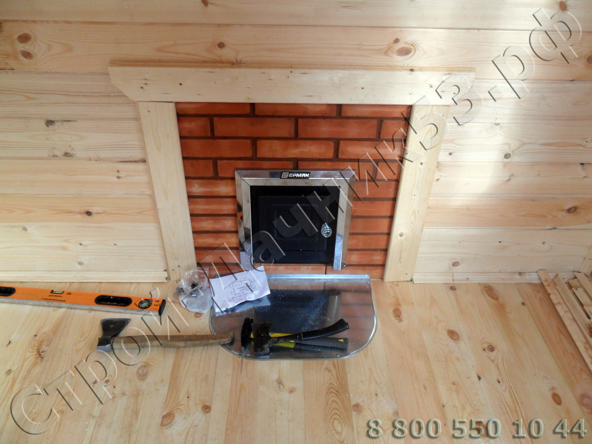 Установленная печь с облицовкой кирпичом с выходом в комнату отдыха