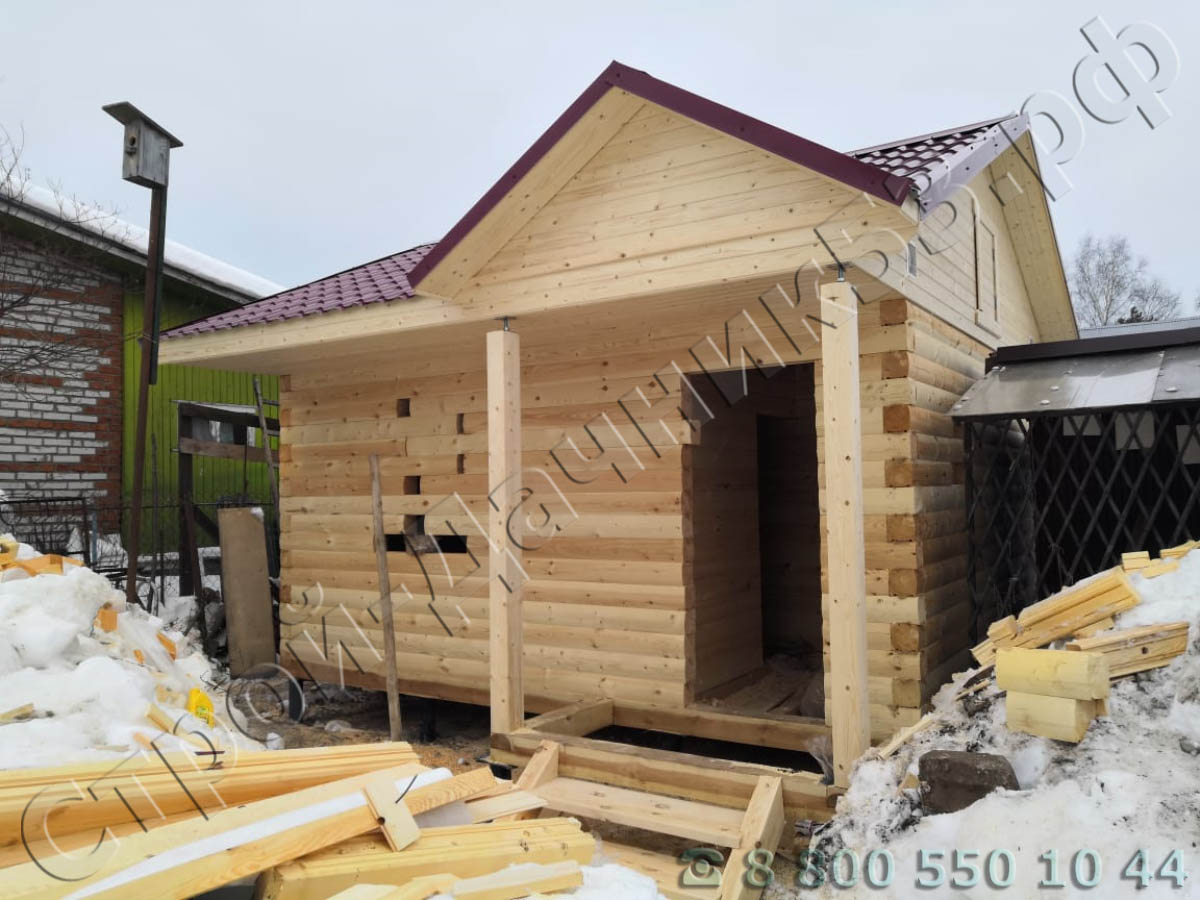 Фасад выполненной бани, по просьбе заказчика были увеличены карнизы до 90 см