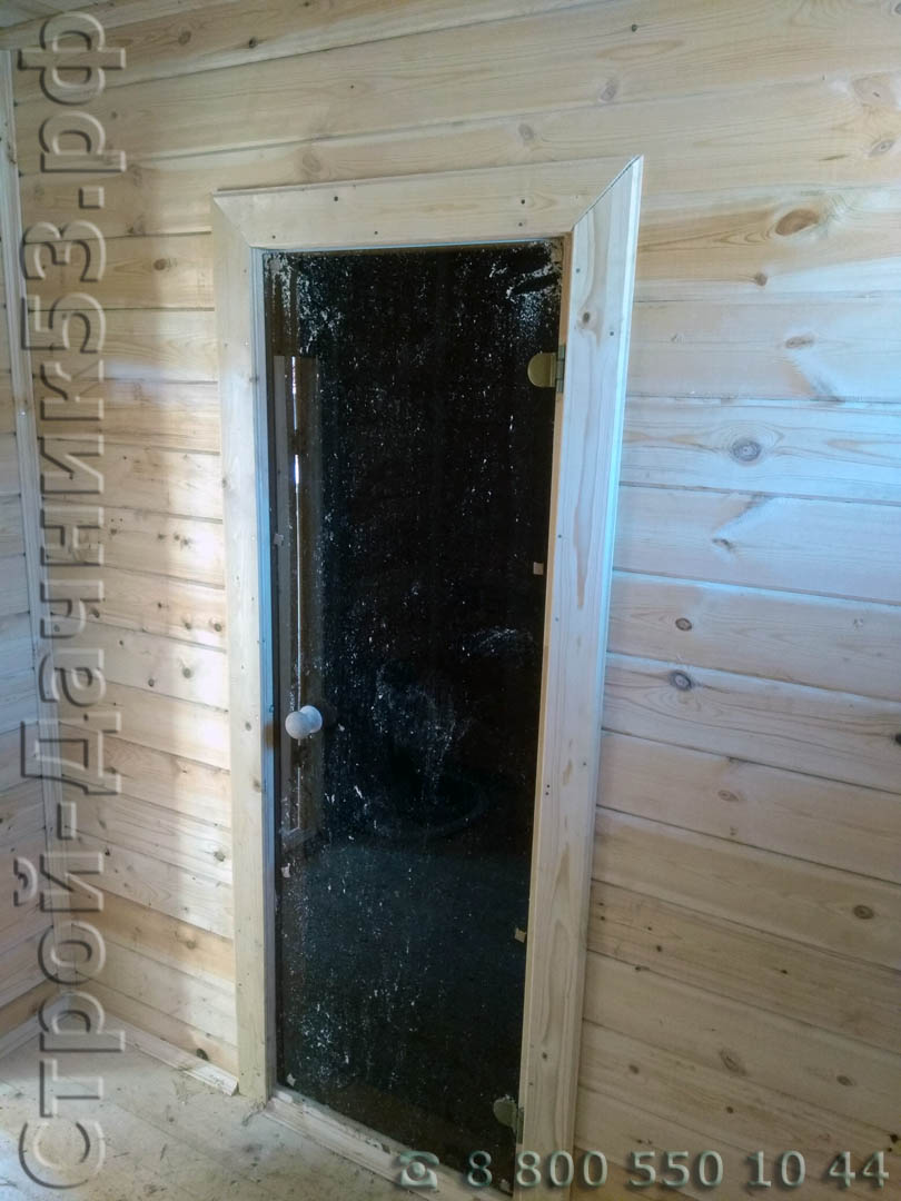 В парную установлена стеклянная дверь матового цвета