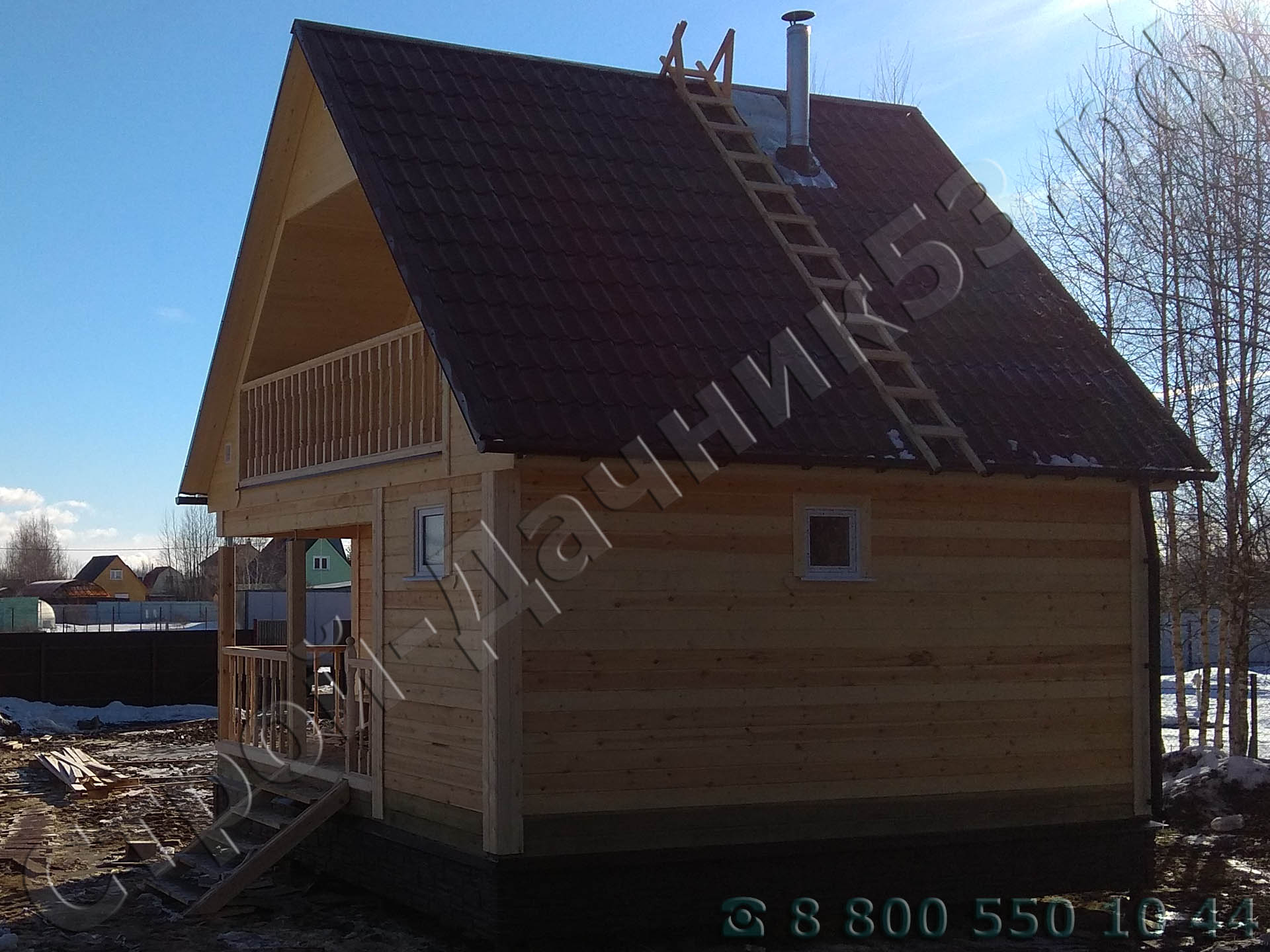 Вид бани с боку с установленной трубой через крышу