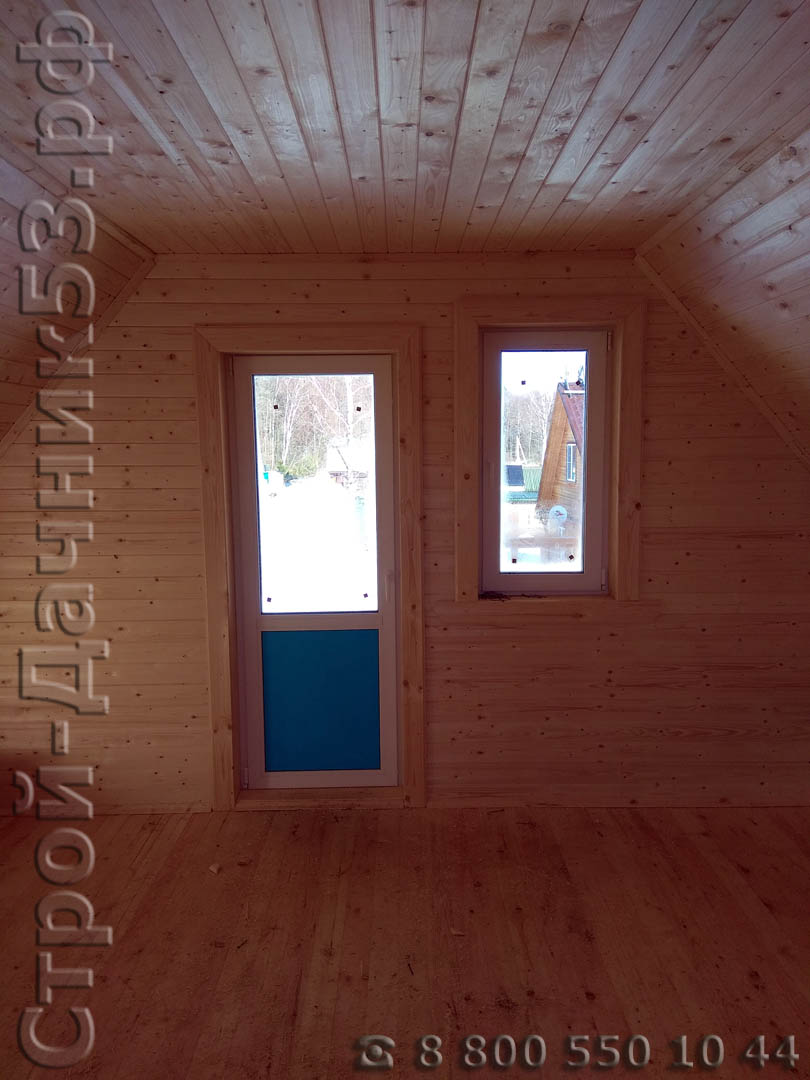 Мансарда с выходом на балкон установлена металлопластиковая дверь