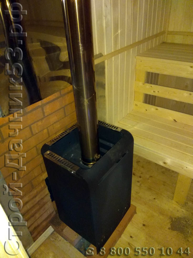 Парная установлена печь с обкладкой портала кирпичом
