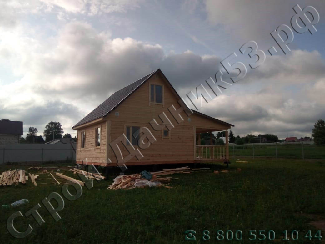 Вид бани со стороны фронтонов, покрытие кровли металлочерепица монтерей