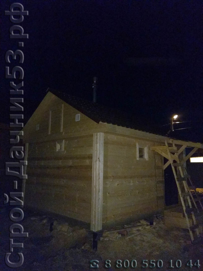 Вид бани с боку, во фронтоне установлена дверца на чердачное помещение и вентиляционные решетки