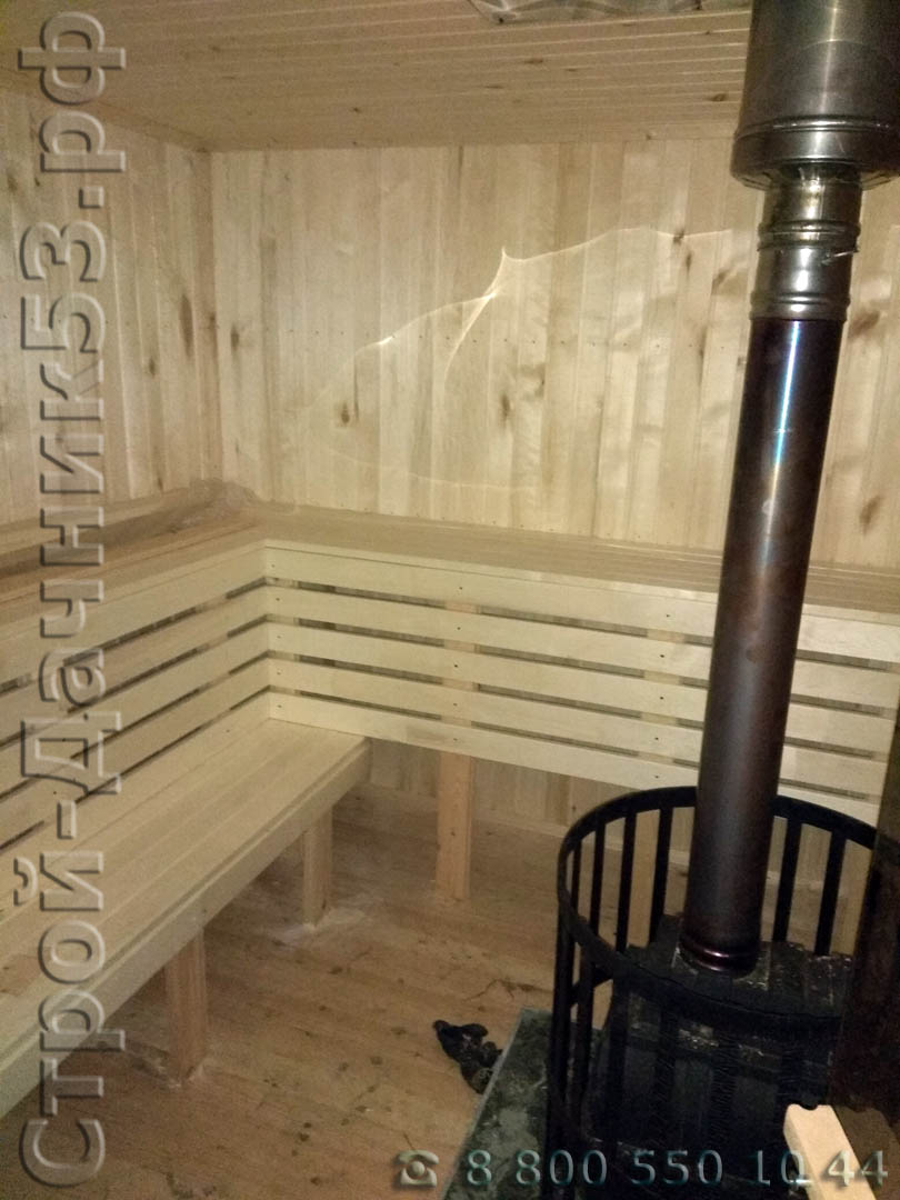 Парная обшитая основой вагонкой с установленными угловыми пологами и печью