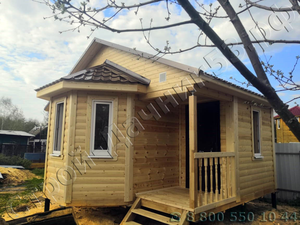 Вид бани со стороны террасы, установлена входная металлическая дверь на террасе установлены перила и точеные балясины