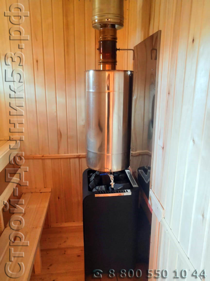 Парное отделение с установленными двухъярусными пологами и банной печью с навесным баком на 60 литров для горячей воды