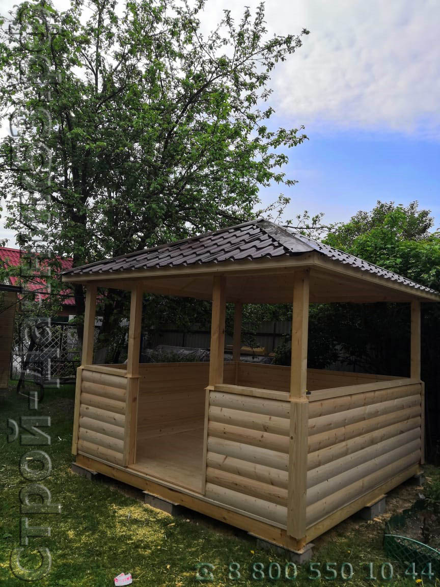Беседка готовая к использованию на дачном участке