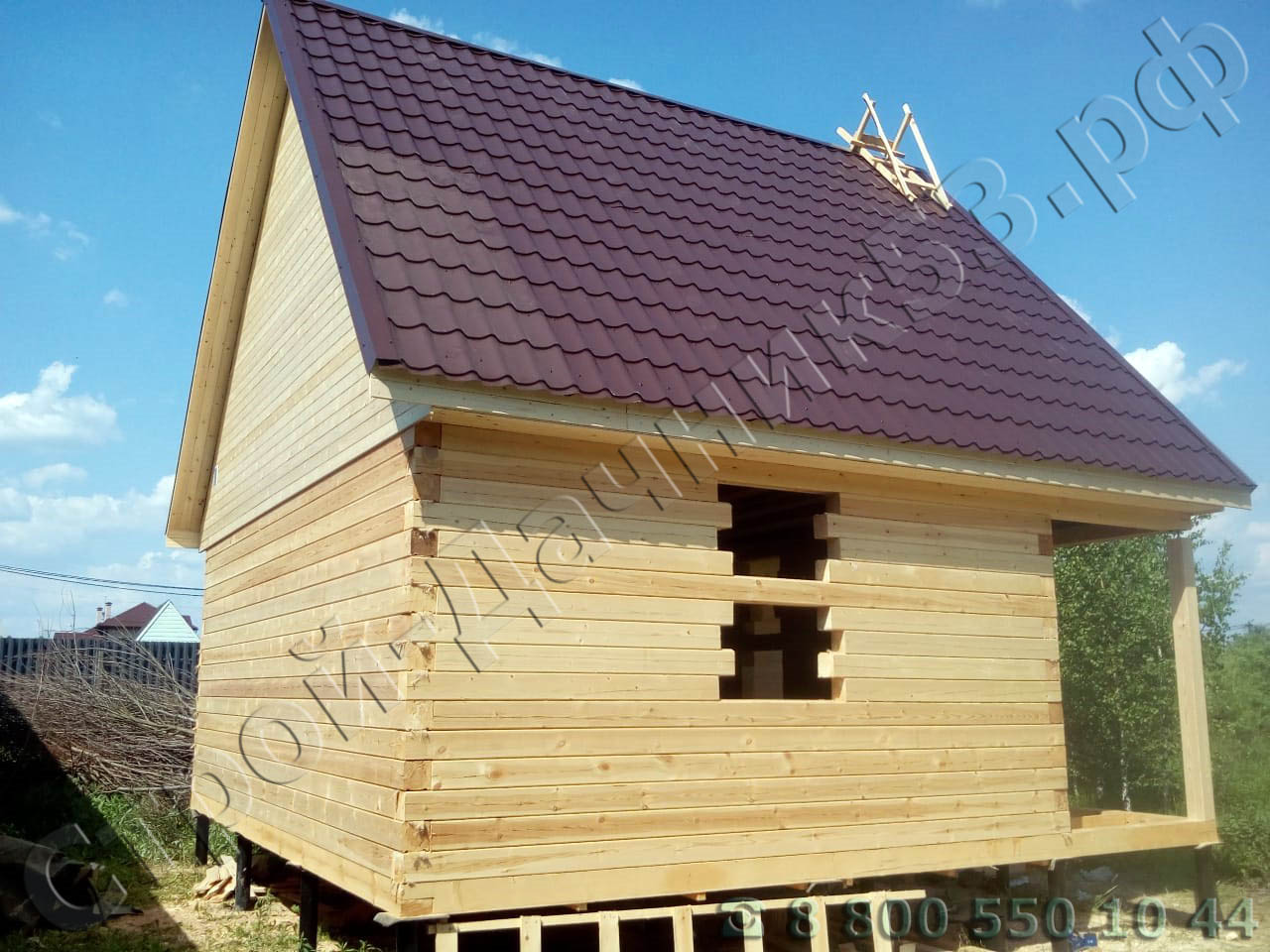 Вид бани со стороны фронтонов (задняя сторона). На мансардном этаже окно зашиты полностью