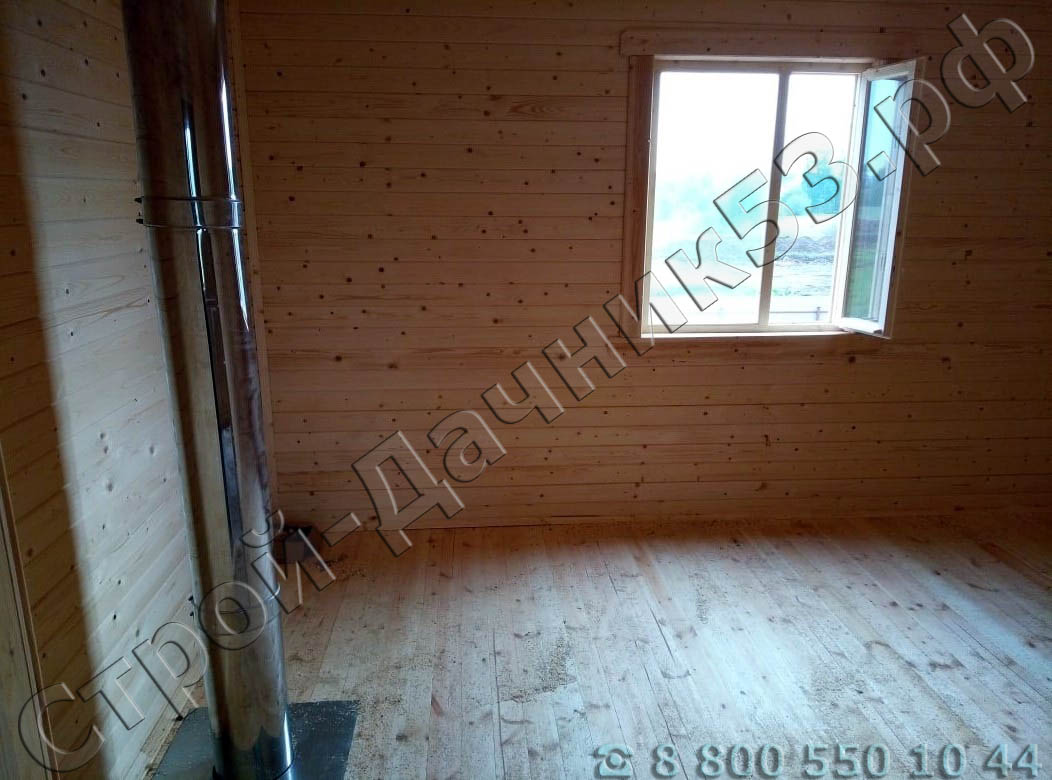 Выведенные сэндвич трубы через мансардный этаж