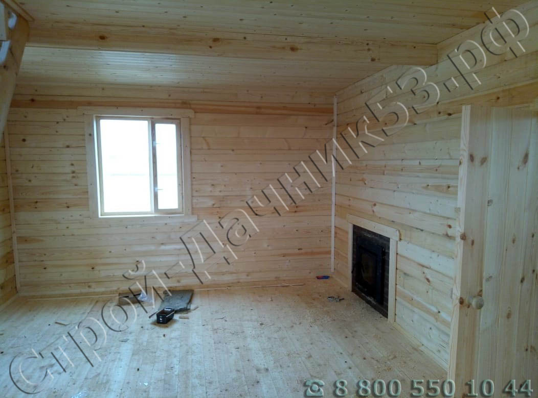 Комната отдыха с установленной печью со стеклом и облицовкой кирпичом