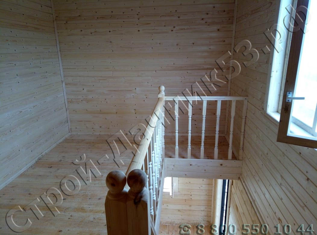 Мансардный этаж с установленной лестницей и ограждением