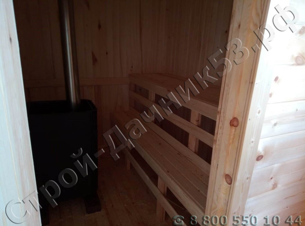 Парилка обшита осиновой вагонкой установлена банная печь и двухъярусные пологи