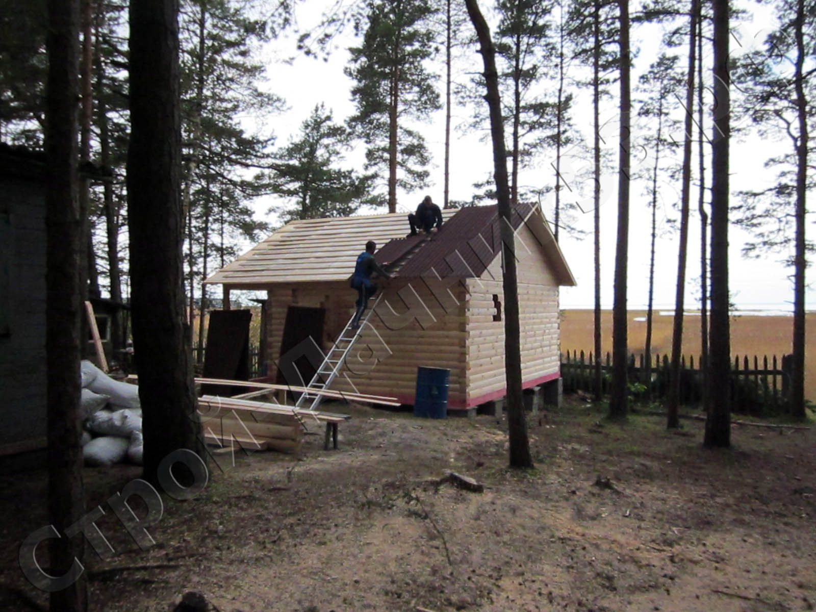 Ведутся кровельные работы бани