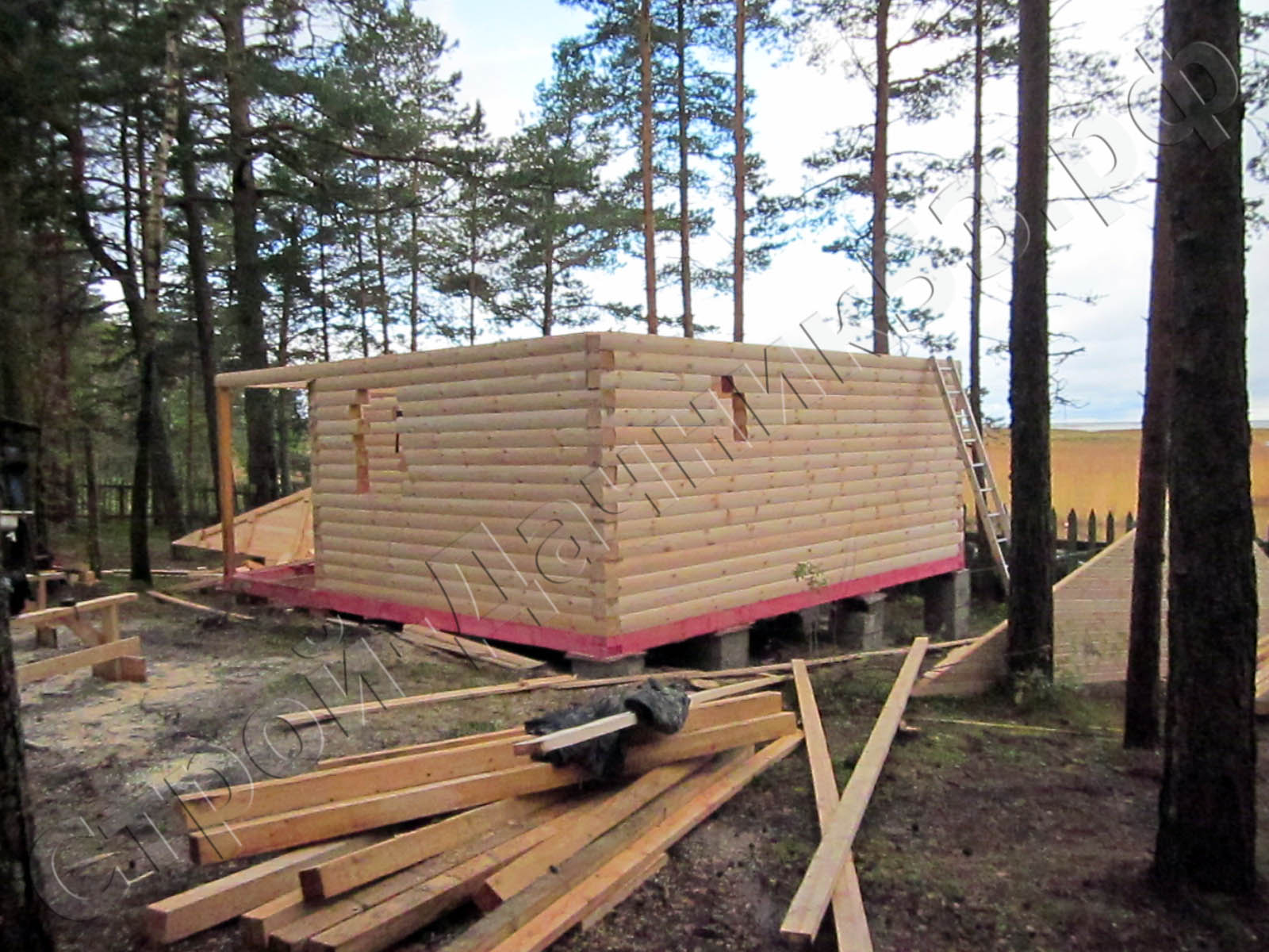 Закончен монтаж сруба бани