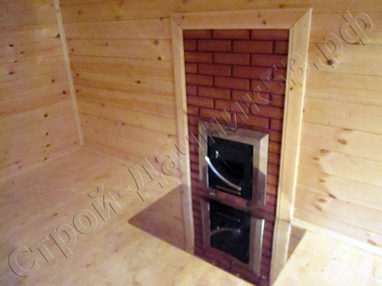 Комната отдыха с видом на печьобложенной кирпичом