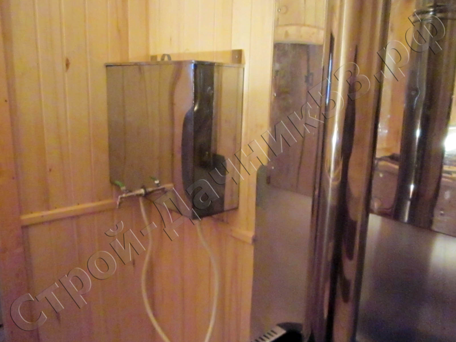 Установлен бак для горячей воды в парилке