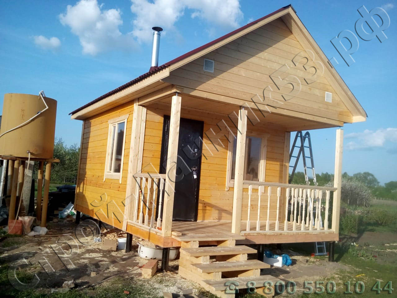 Дымоход выведен через крышу, терасса обнесена точеными балясинами и на опорных столбах установлены компенсаторы высоты домкраты