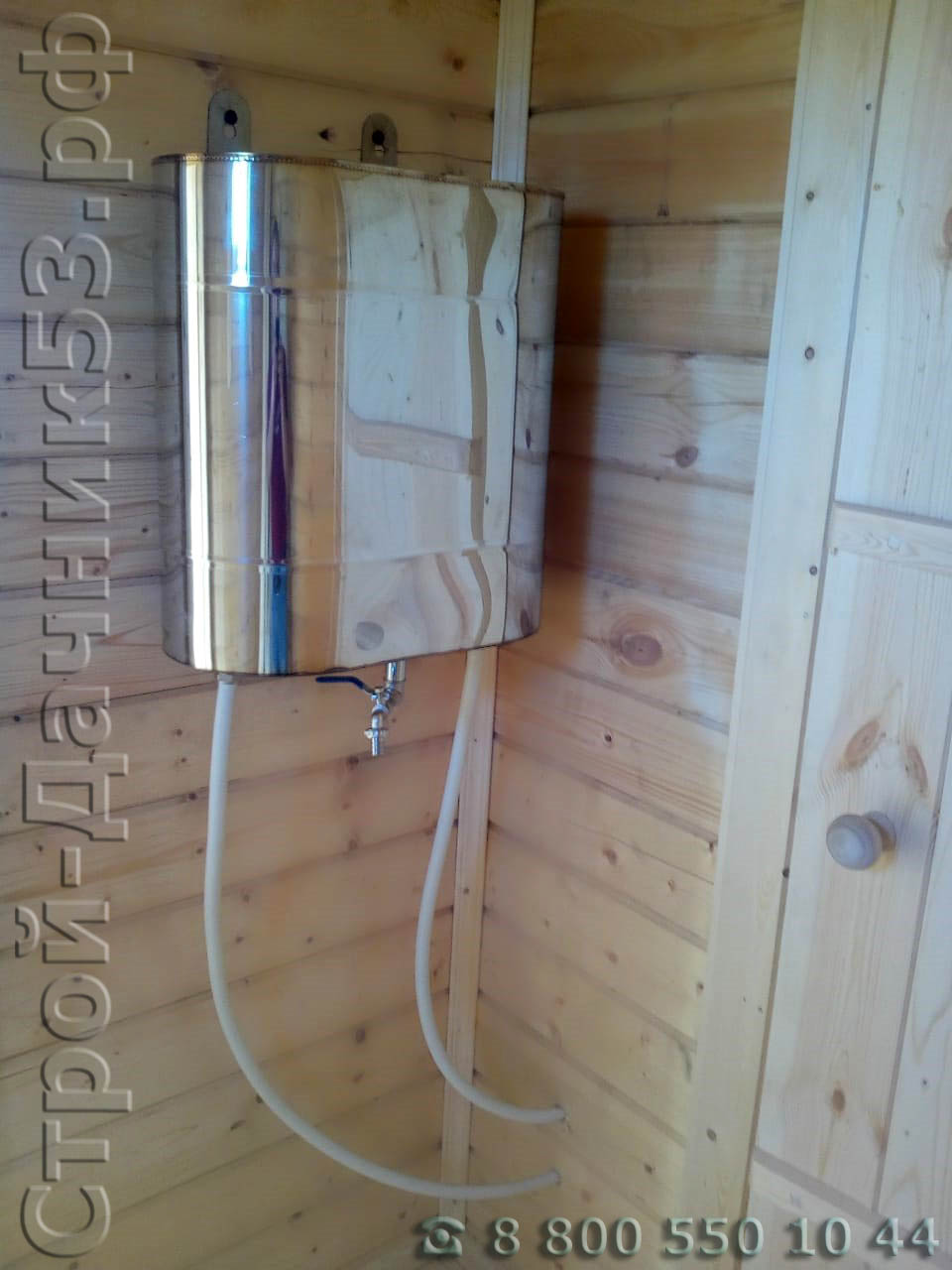 Моечное отделение установлен бак для горячей воды на 60 литров