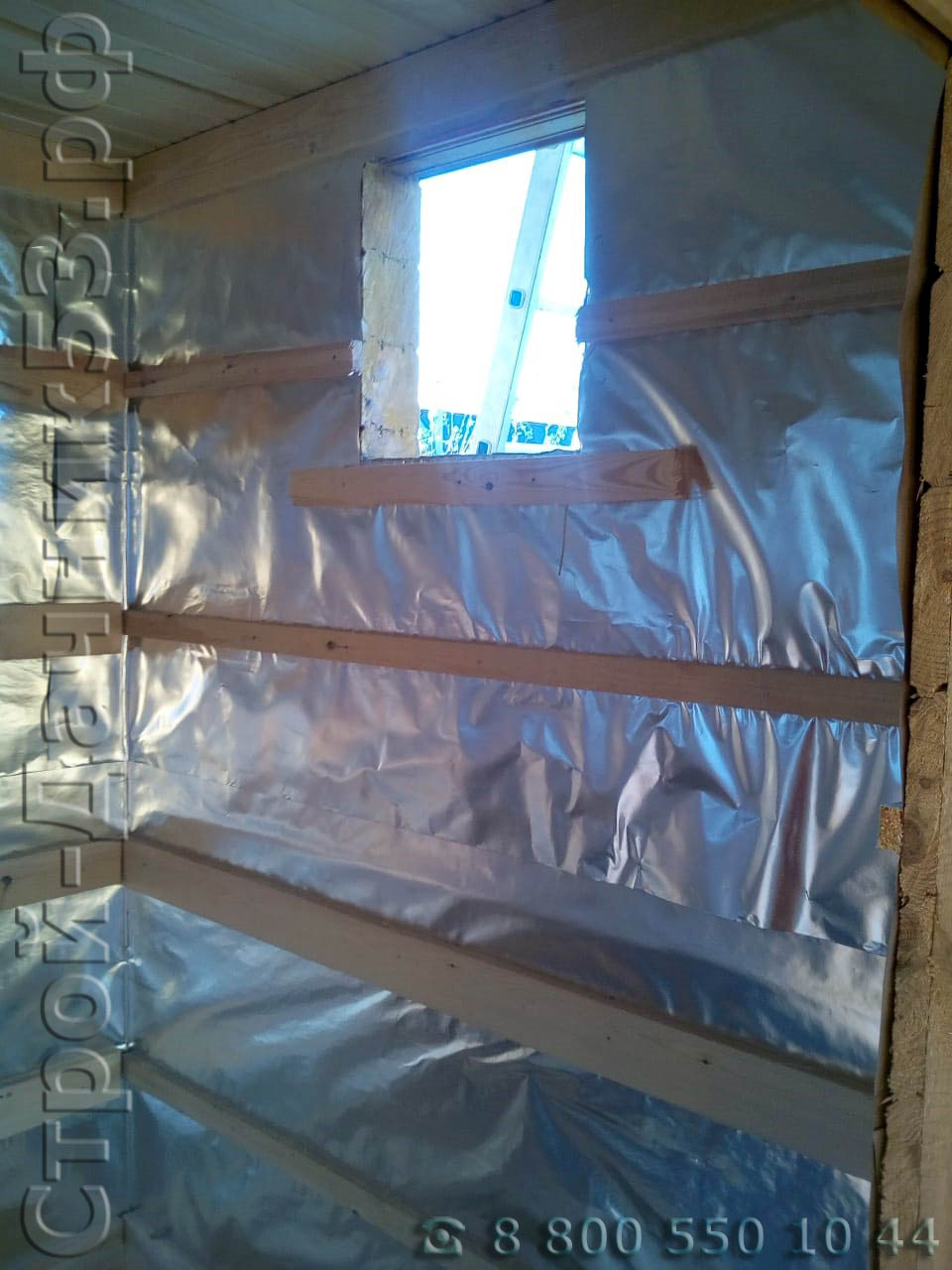 Парилка, перед обшиванием осиновой вагонкой по стене прокладывается фольга и устанавливается контр рейка из обрезной доски