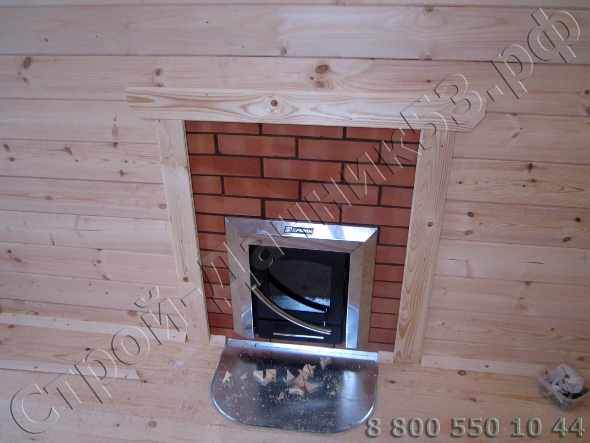 Комната отдыха с видом на установленную печь с облицовкой кирпичом