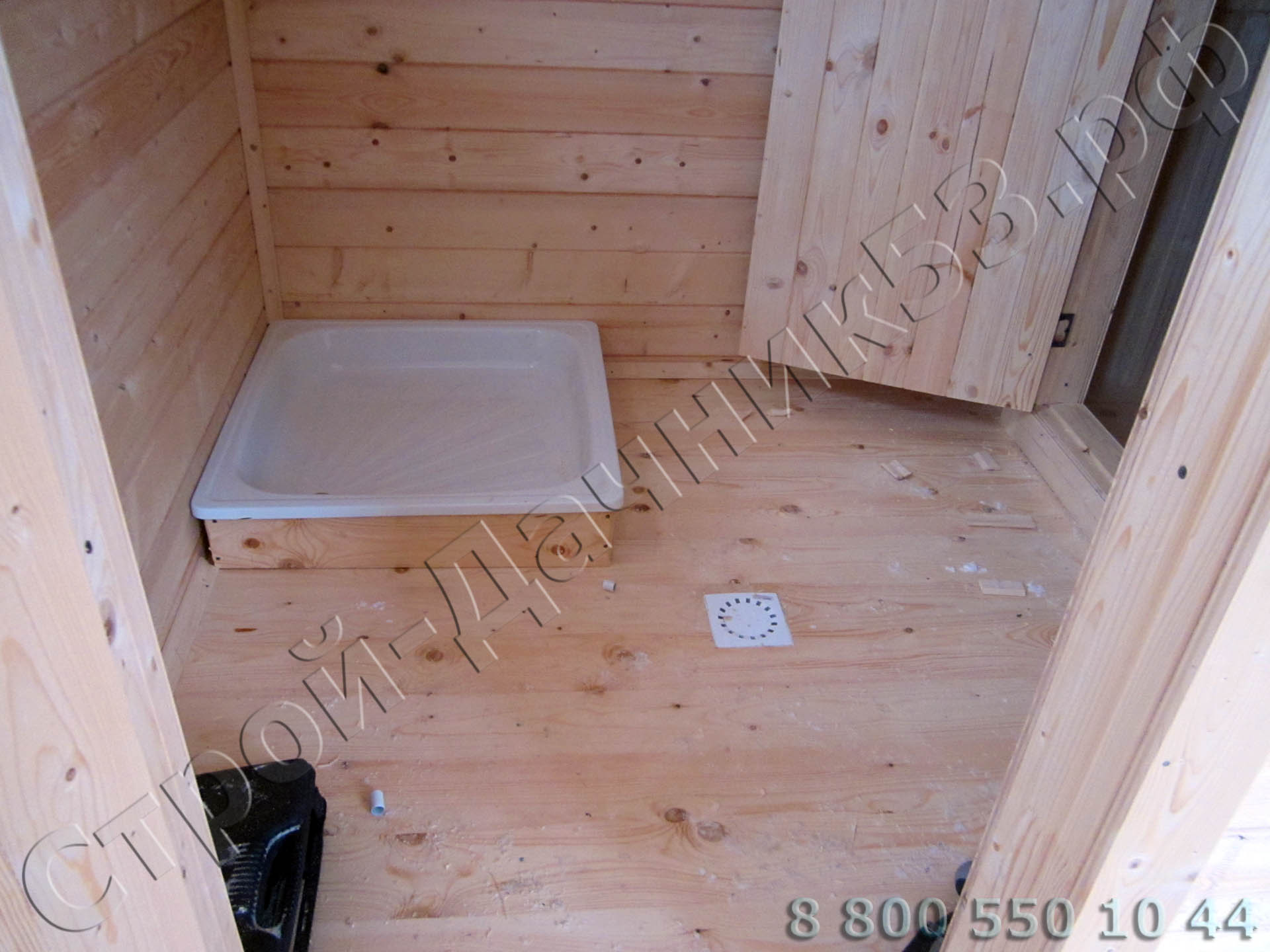 Моечная полы установлены со сливом в центре и дополнительно установленный поддон по просьбе заказчика