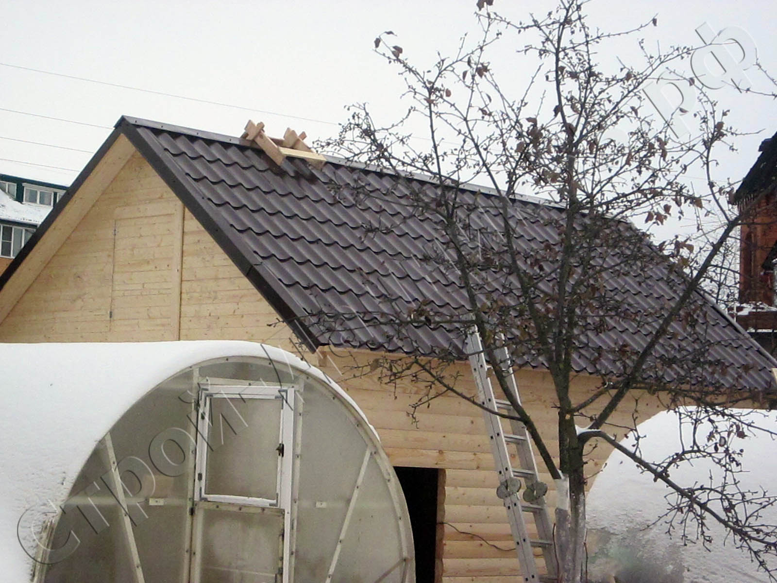 Закончены кровельные работы бани