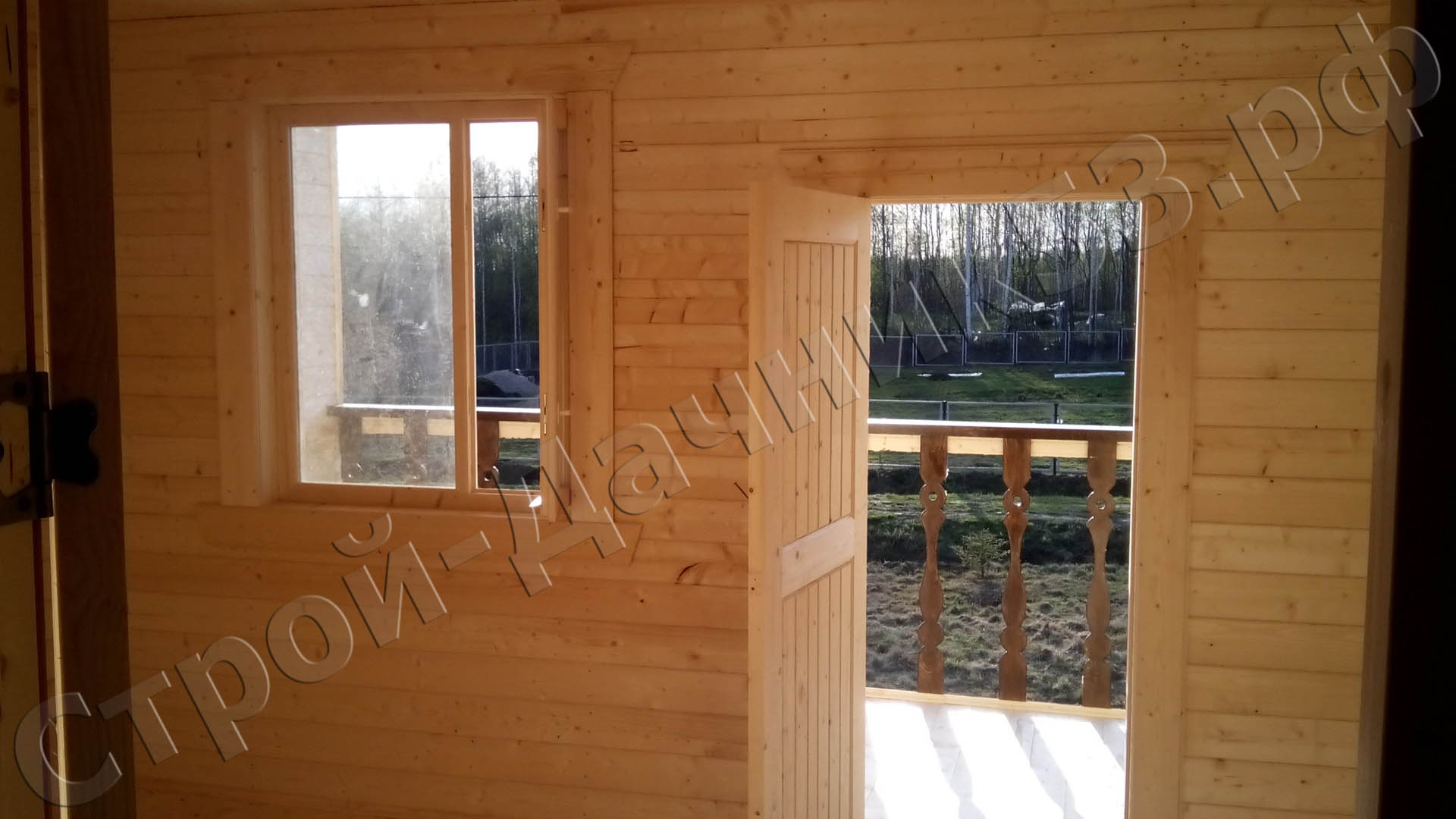 Комната второго этажа с видом на балкон