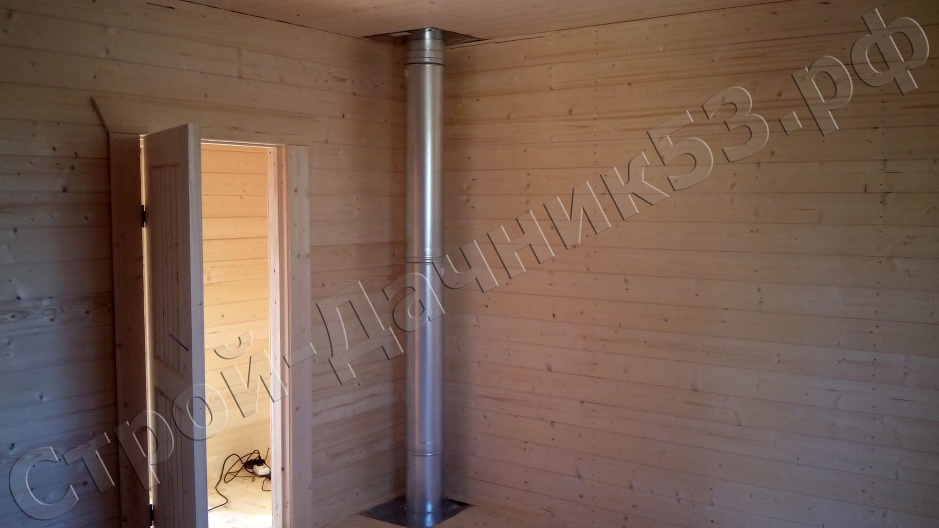 Комната второго этажа с проходящей трубой печи из парной