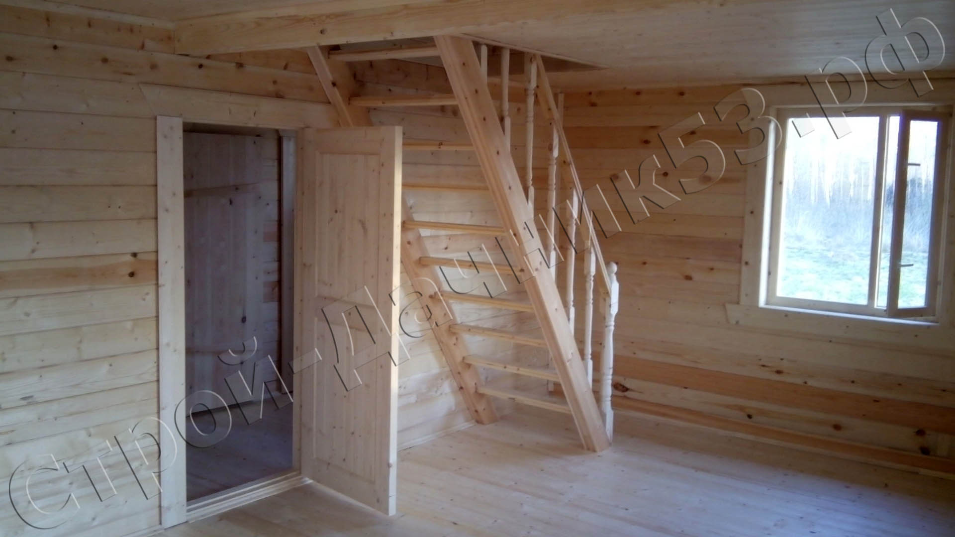 Лестница на второй этаж из комнаты отдыха