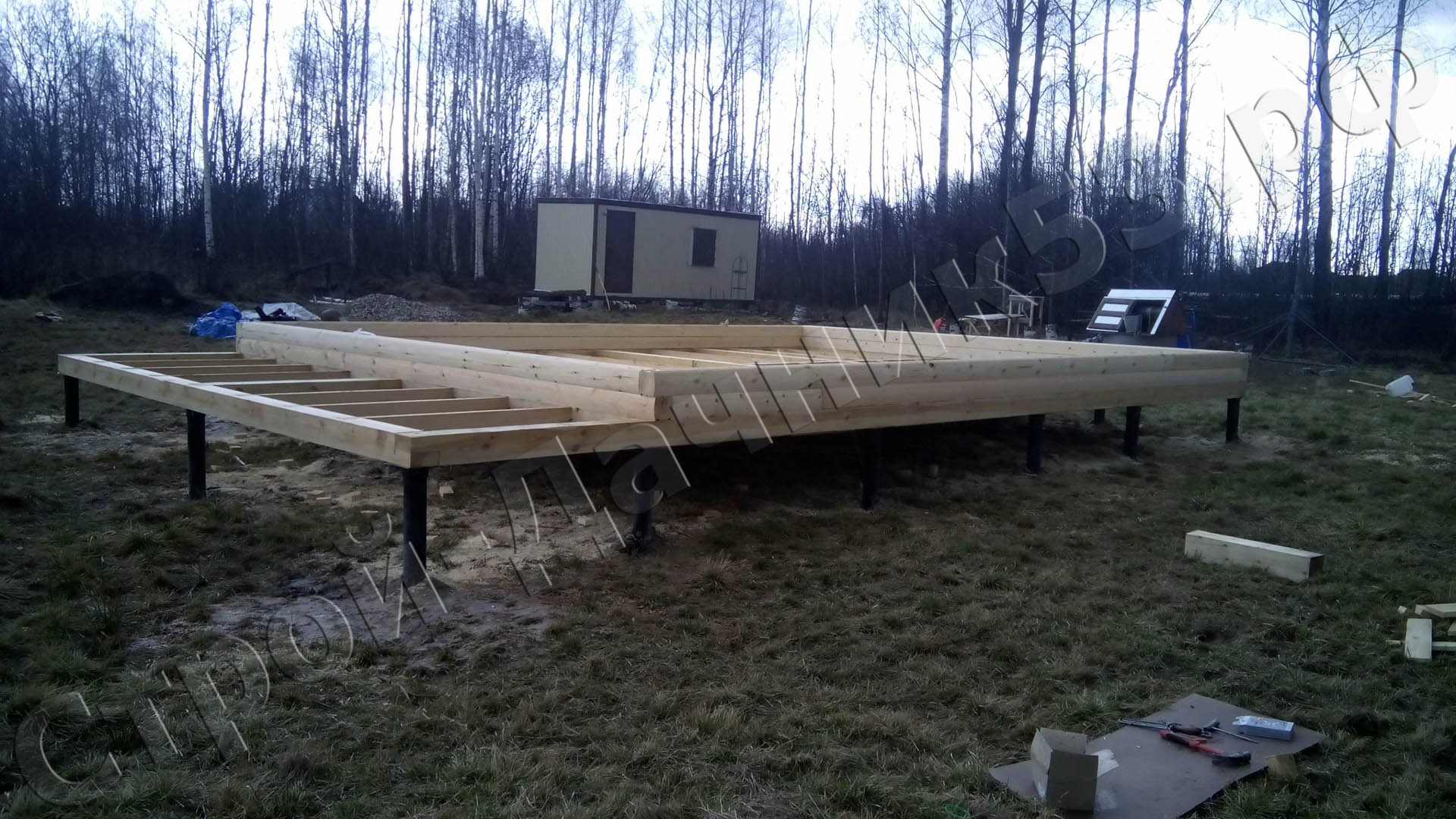 Начало возведения брусовых стен 1 го этажа