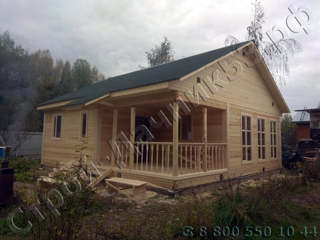 Одноэтажный дом 9 × 9 м из профилированного бруса 140 × 90 мм, площадь дома 81 м², построен в городе Струнино, Владимирская область, Александровский район