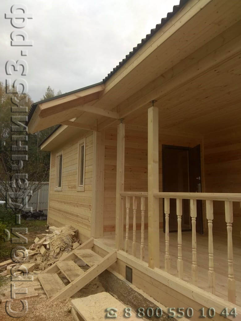 На террасе на опорных столбах из бруса установлены усадочные домкраты