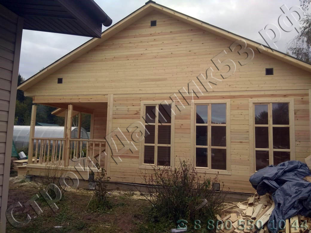 Фасад в кухне-гостинной установлены панорамные окна