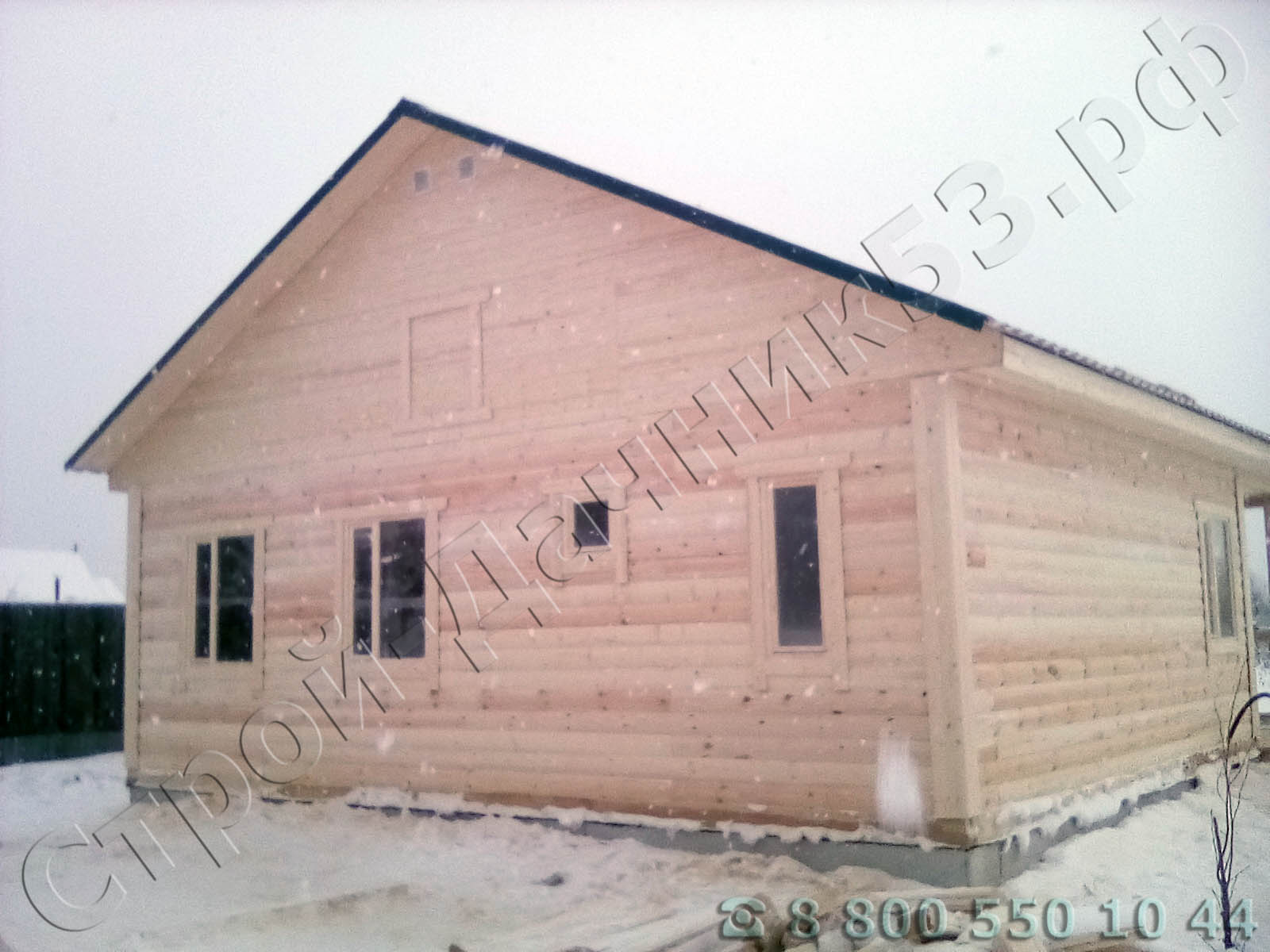 Вид дома с задней стороны где находится су ванная и комната