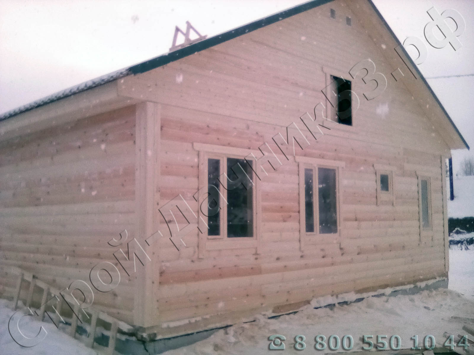 Задняя сторона, во фронтоне установлена дверца для попадания на чердачное помещение