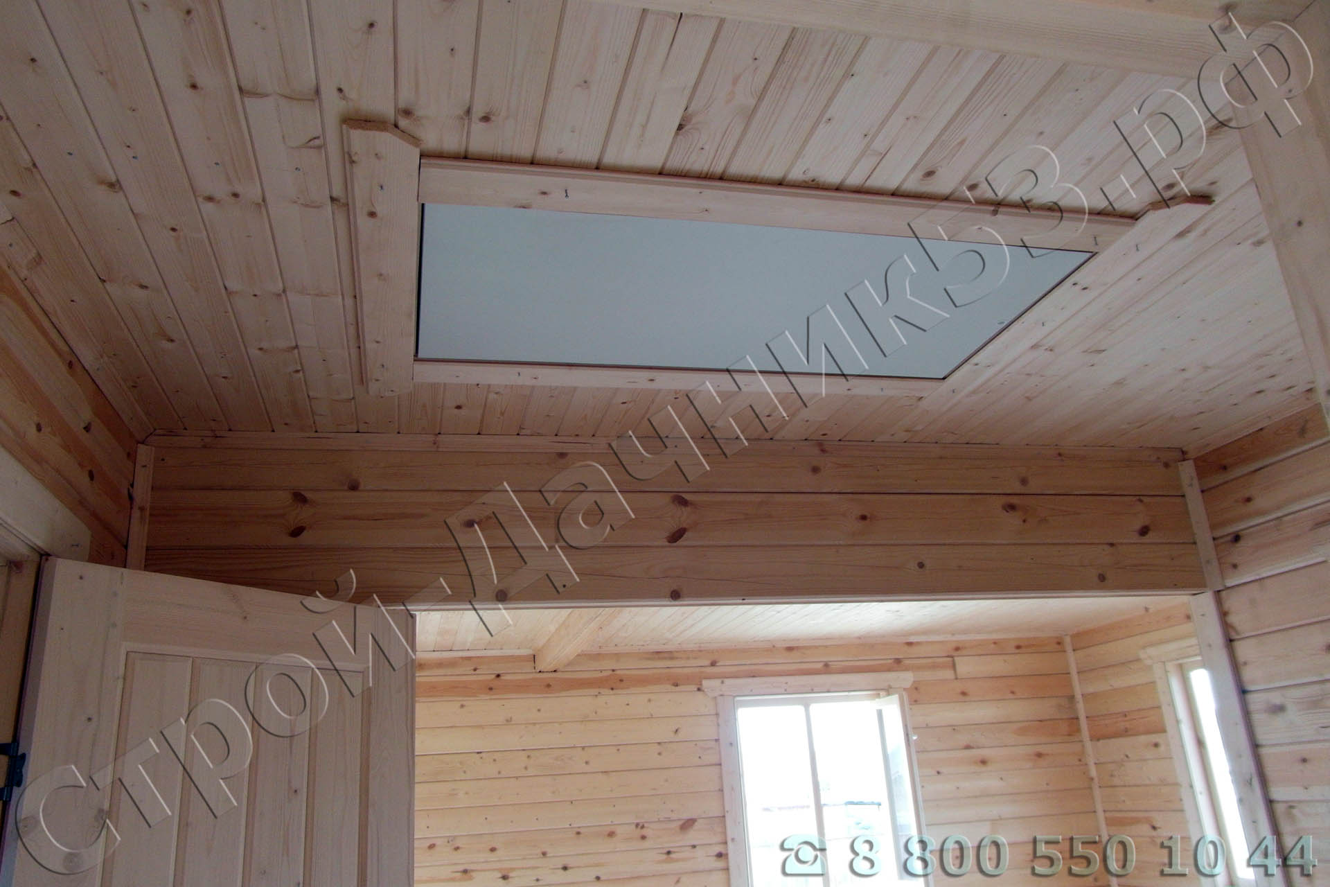 Установленный люк с лестницей на чердачное помещение