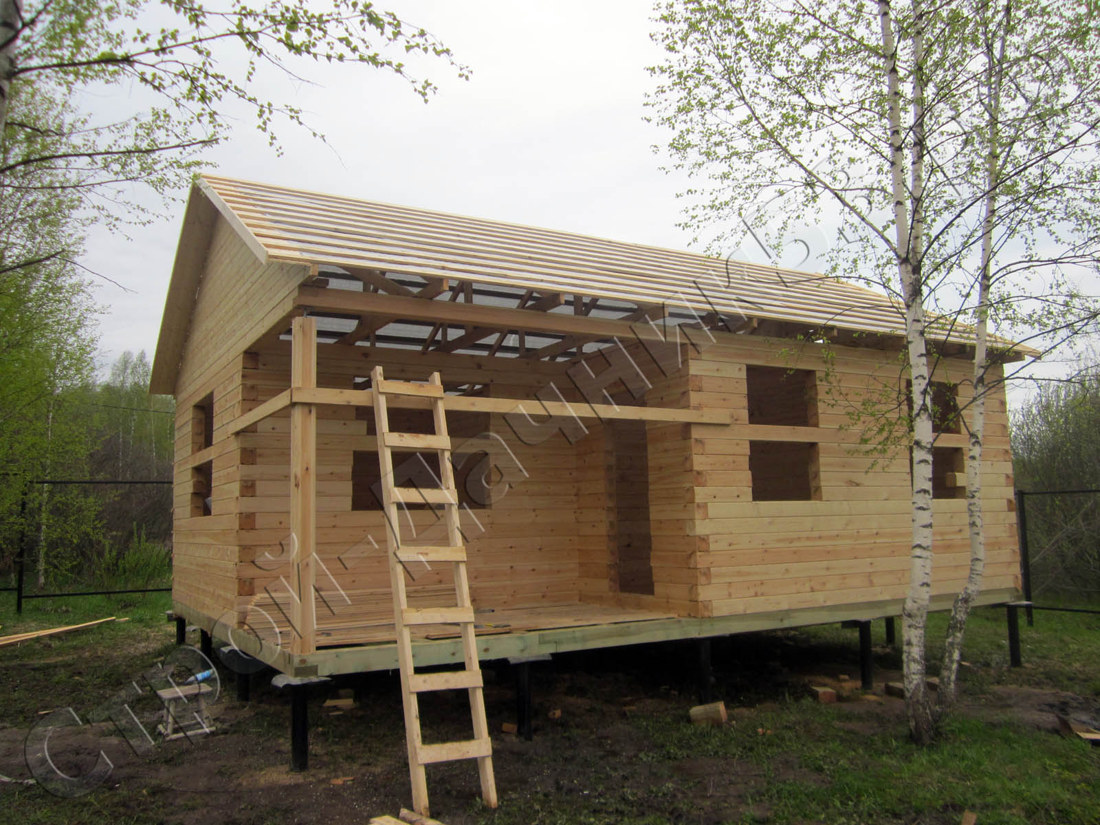 Монтаж стропильной системы и обрешетки закончен