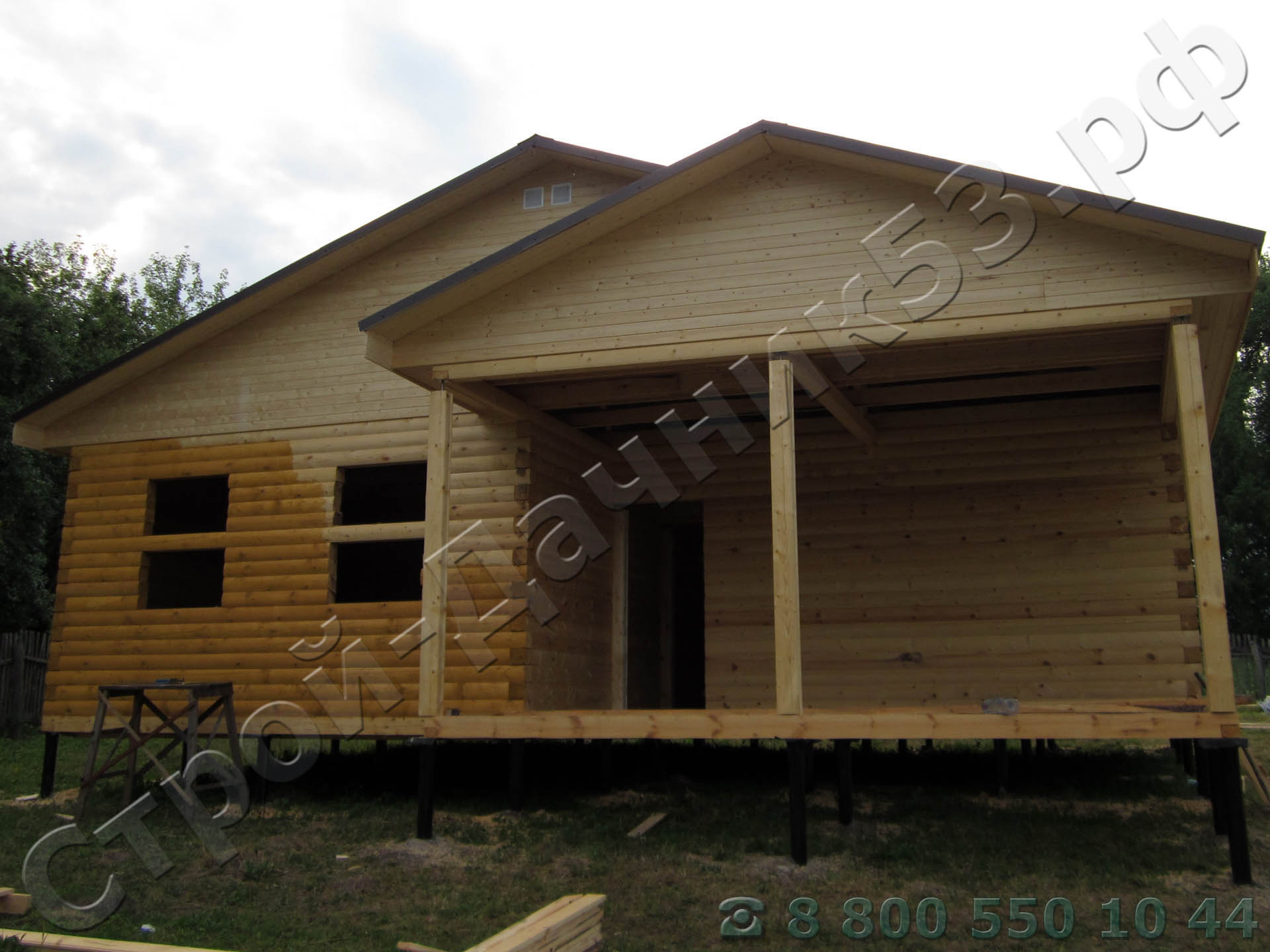 Деревня Большое Скуратово, Тульская область. Лицевая сторона (фасад) вид дома со стороны террасы и гостинной