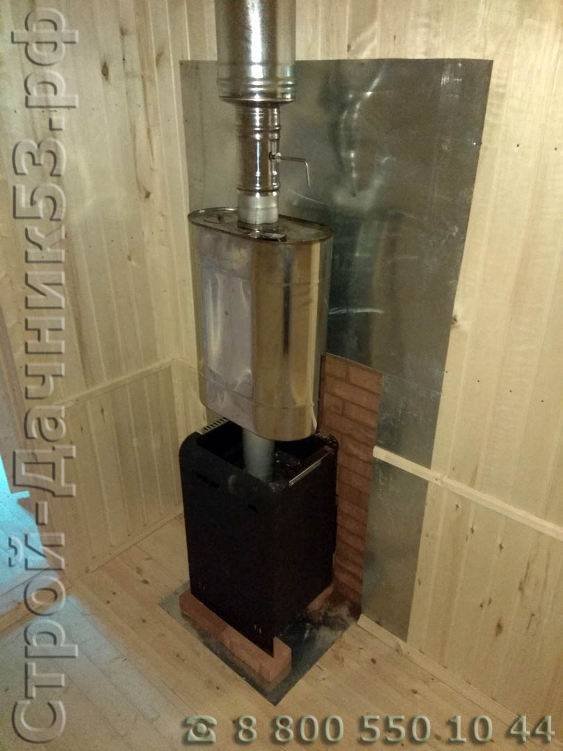 Парная, печь установлена с выводом дымохода через крышу на трубе установлен бак для горячей воды